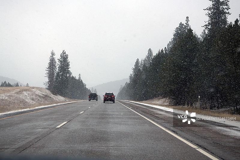 眺望通道附近的冬季道路景观，美国爱达荷州穆兰图片素材