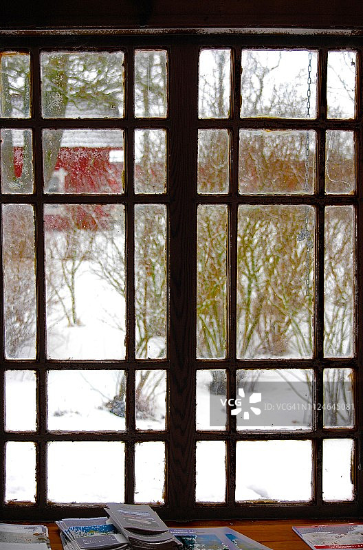 透过窗户看到的冬天图片素材