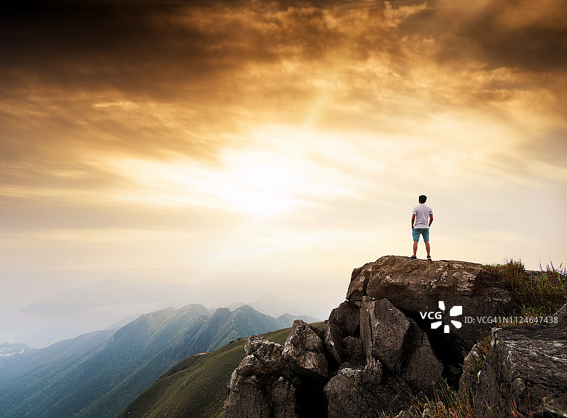 站在山顶看日落的男人图片素材