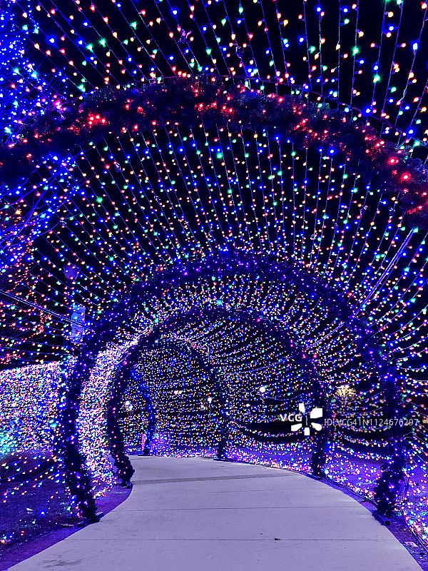 通往圣诞树和圣诞灯节的垂直隧道入口，位于爱达荷州楠帕的滨水区和街道沿线。图片素材