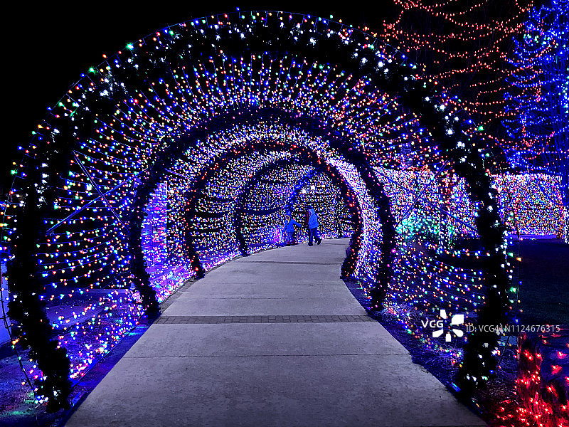 通往圣诞树和圣诞灯节的隧道入口，位于街道和海滨图片素材