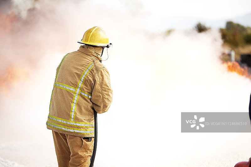 消防员训练：在训练基地喷洒灭火泡沫图片素材