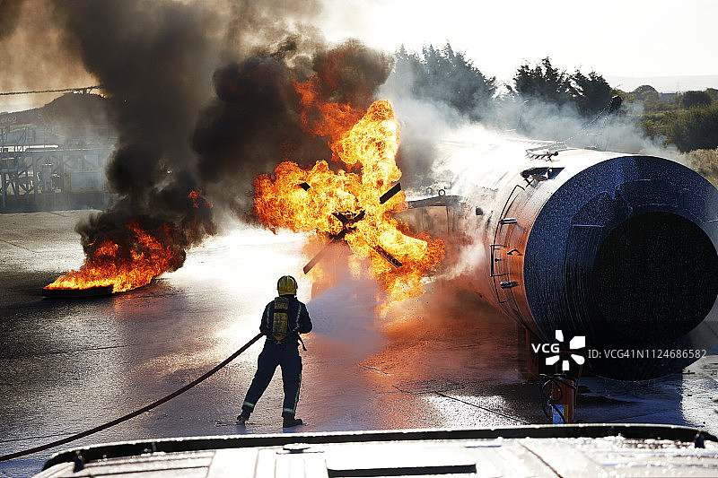 消防员在英国达灵顿扑灭旧训练飞机上的火图片素材