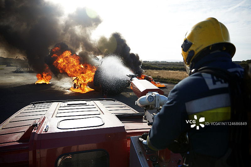 消防员在英国达灵顿扑灭旧训练飞机上的火焰图片素材