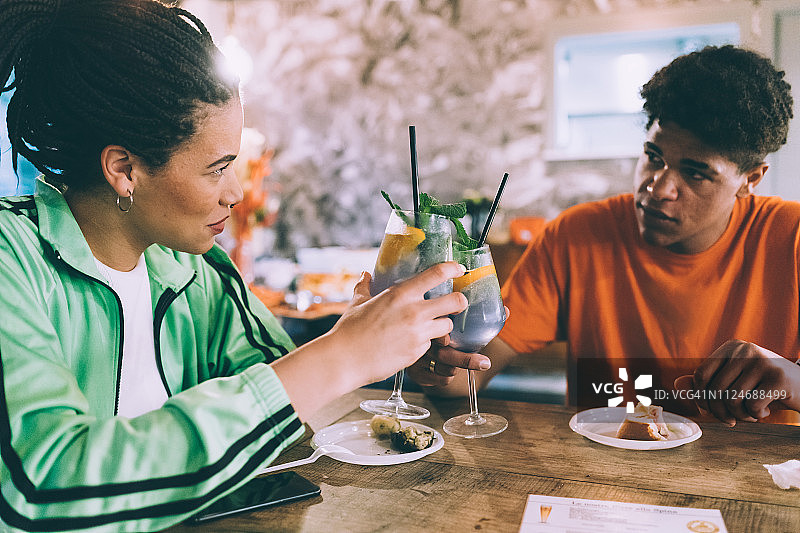 兄妹在酒吧喝酒图片素材