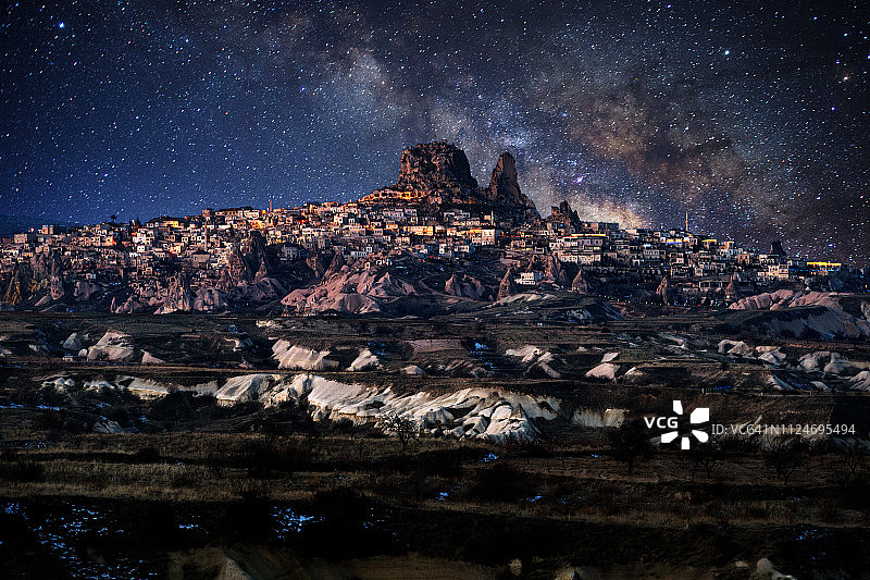 土耳其格莱梅国家公园附近卡帕多奇亚上空的壮丽银河图片素材