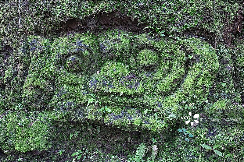 印度尼西亚巴厘岛象窟寺庙群中覆满青苔的雕塑图片素材