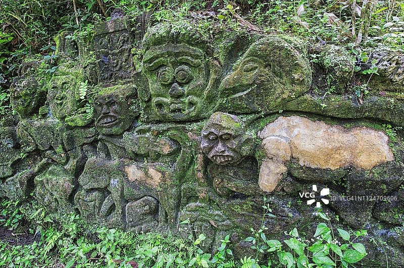 印度尼西亚巴厘岛象窟寺庙群中覆满青苔的雕塑图片素材