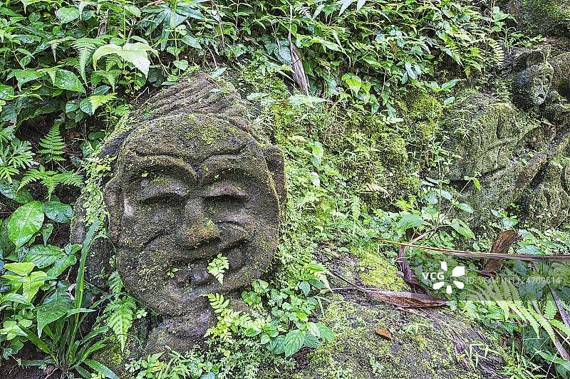 印度尼西亚巴厘岛象窟寺庙群中覆满青苔的雕塑图片素材