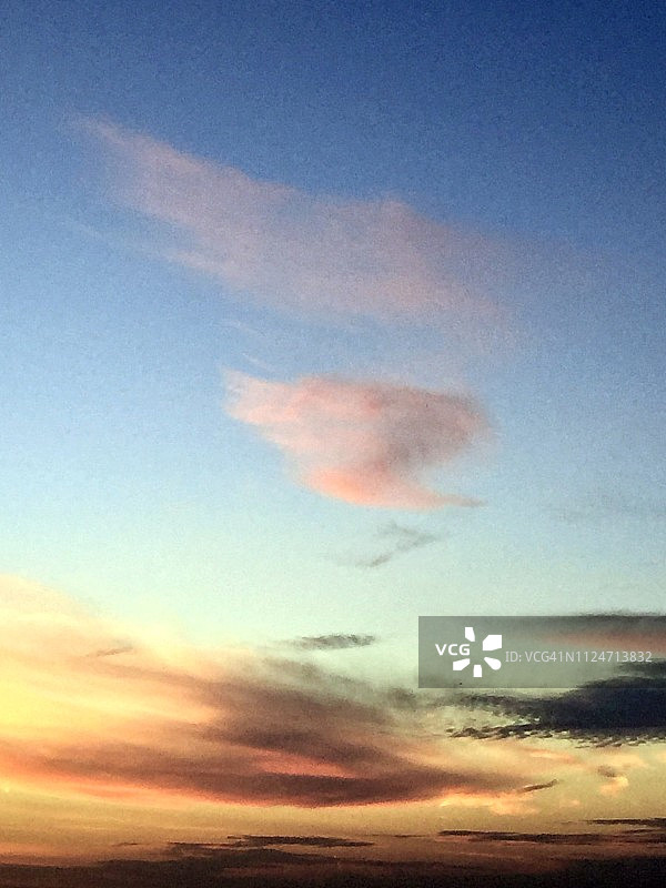 日落时分天空中的彩色云彩和图案图片素材