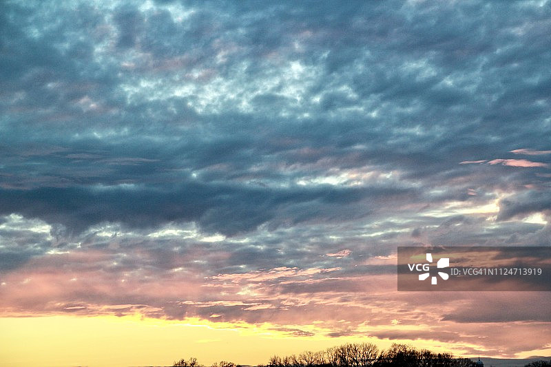日落时分天空中的彩色云彩和图案图片素材