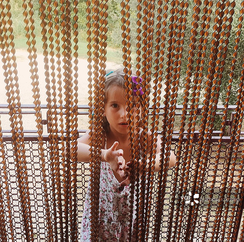 站在珠帘门边的女孩图片素材