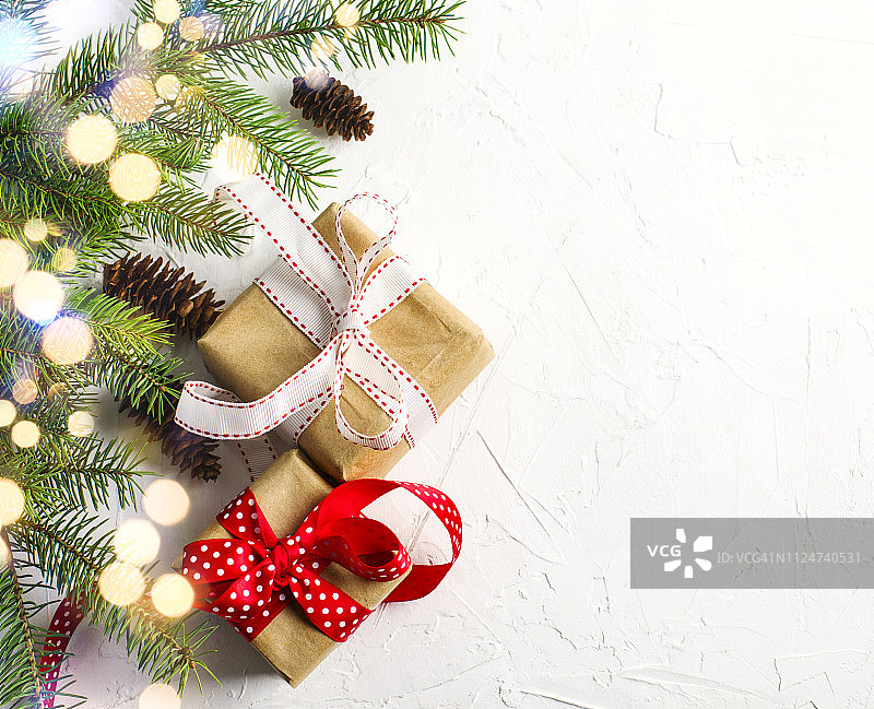 包装好的圣诞礼物和冷杉装饰品图片素材