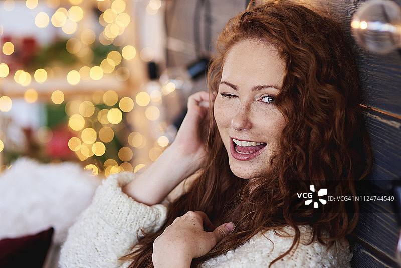 眨眼的美丽女孩的肖像图片素材