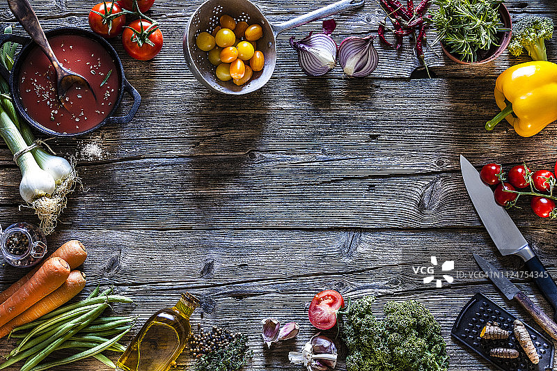 烹饪背景：新鲜蔬菜和厨房用具框架图片素材