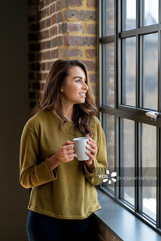 美丽女人在家喝咖啡图片素材