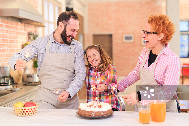 家人在家庆祝生日图片素材