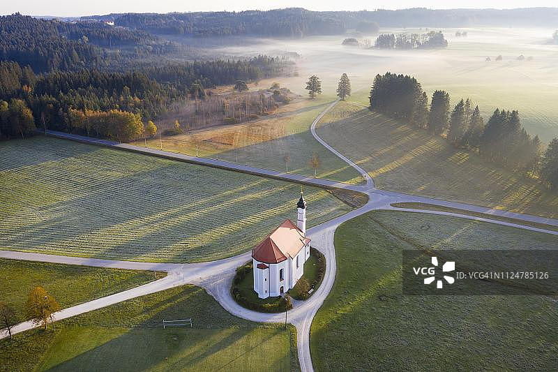 圣莱昂哈德教堂航拍，位于德国巴伐利亚州图片素材