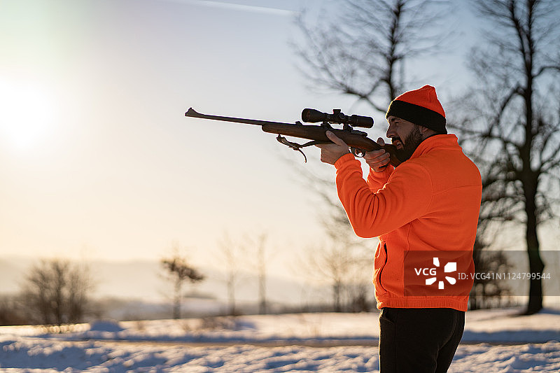 他正瞄准猎物图片素材