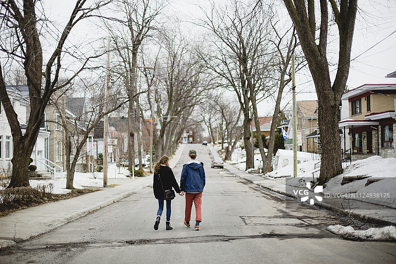 青少年情侣走在街上图片素材