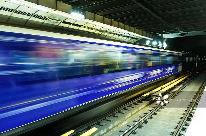 伊朗德黑兰现代化地铁站内模糊的地铁列车图片素材