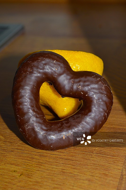 柠檬上的巧克力心形蛋糕图片素材