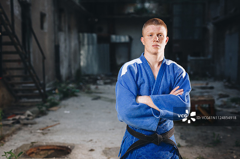 身穿蓝色和服的自律柔道练习者图片素材