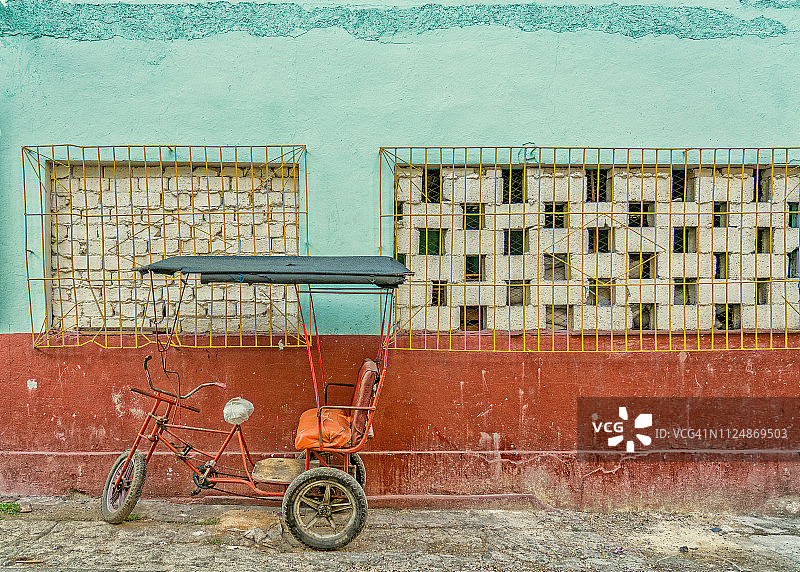 古巴哈瓦那墙边的三轮车图片素材