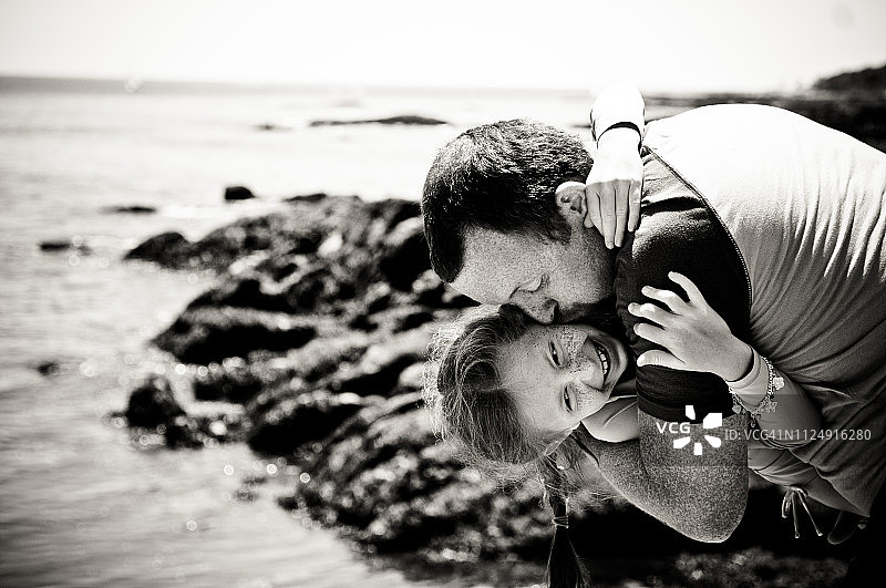 海滩父女亲吻脸颊图片素材