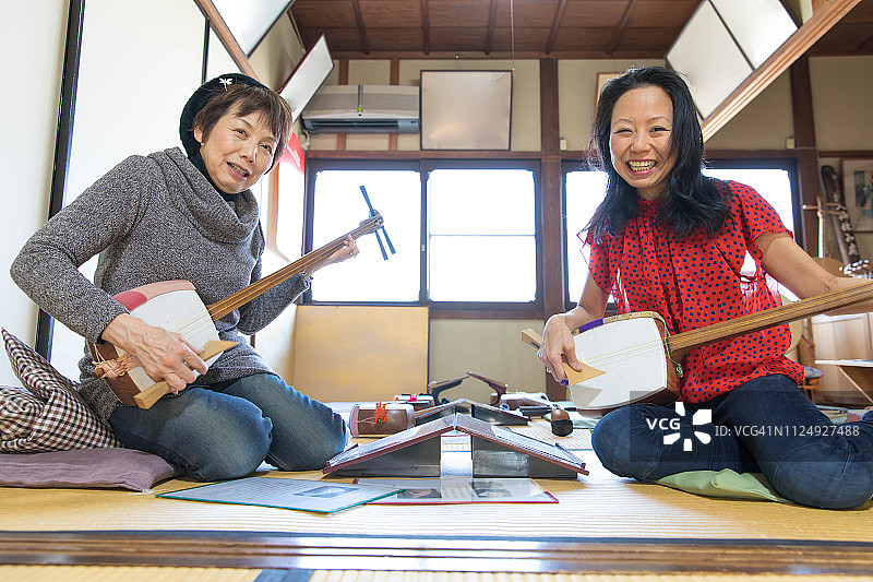两位女性练习三味线图片素材