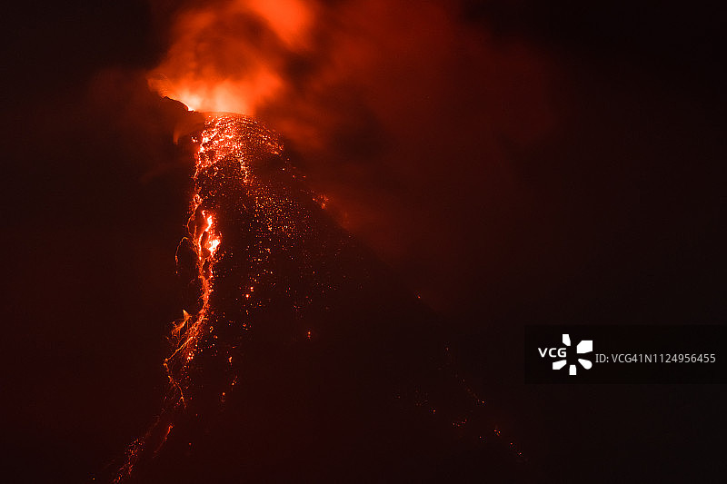 夜晚的富尔奈斯火山顶峰图片素材