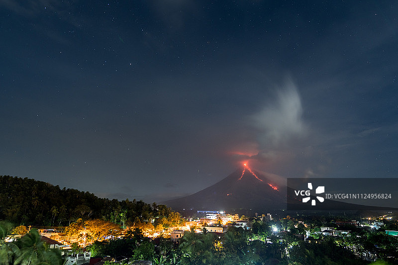马荣火山之夜图片素材