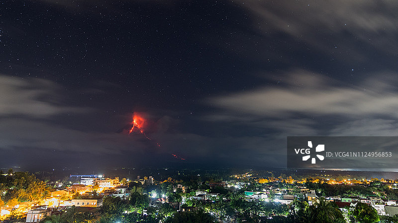 马荣火山之夜图片素材