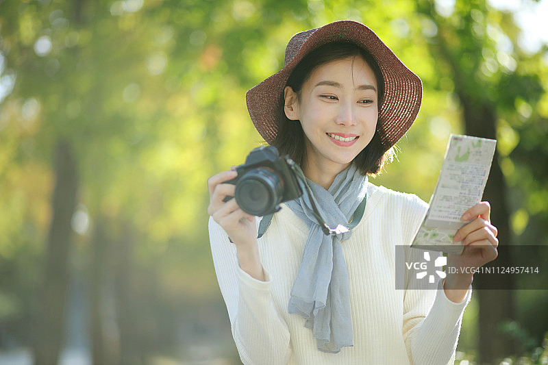 年轻女子在户外看地图图片素材