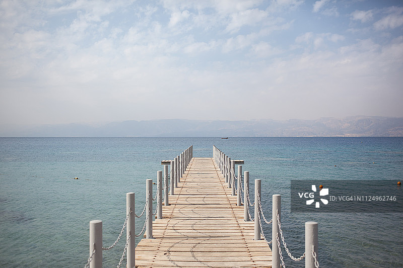 约旦亚喀巴海滩栈桥图片素材