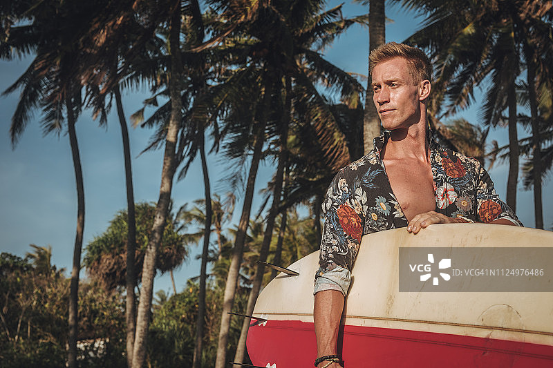 拿着冲浪板的男子图片素材