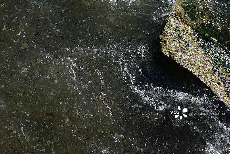 巴塞罗那海滩上的多个塑料碎片图片素材
