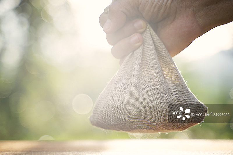 从麻袋里取出硬币图片素材
