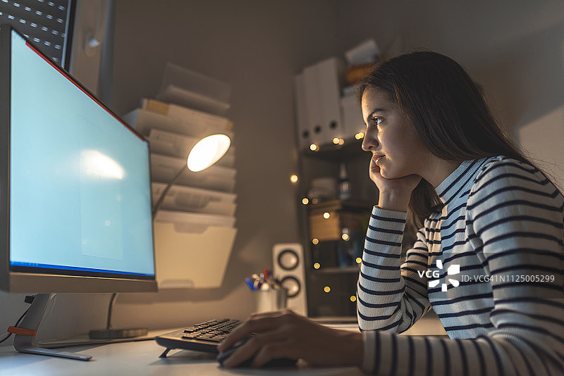 过度工作的学生正在准备考试图片素材