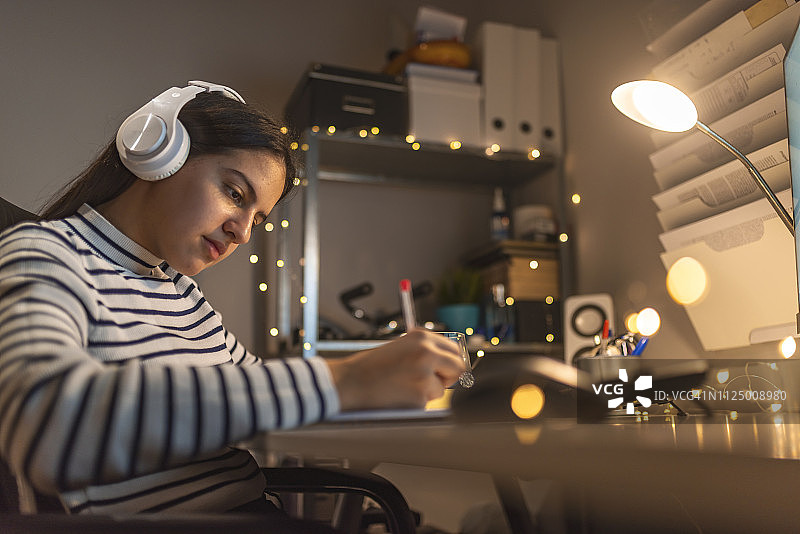 青少年学生在笔记本上写作，准备考试图片素材