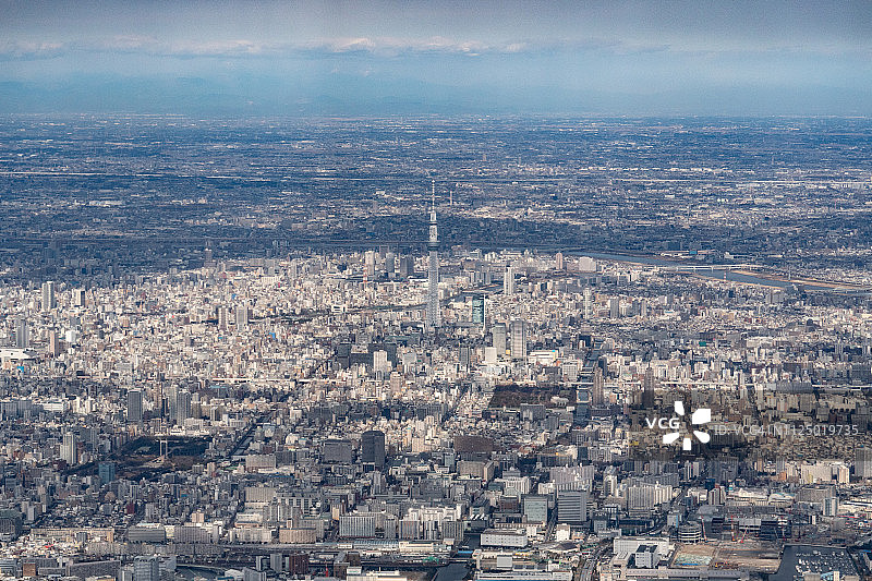 飞机航拍视角下的日本东京晴空塔图片素材