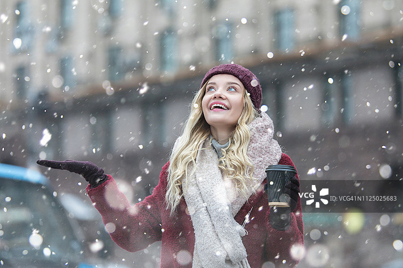 享受雪景的年轻女人图片素材
