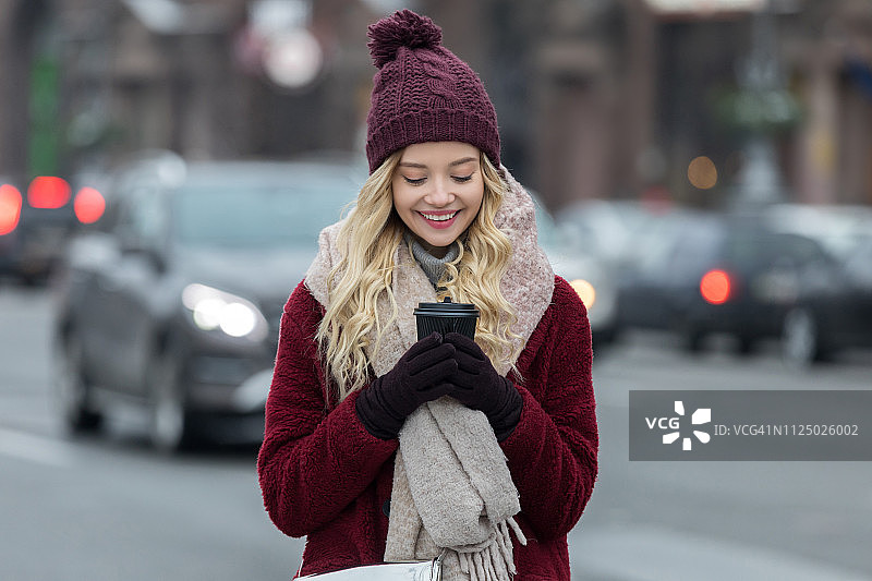 她热爱城市生活图片素材