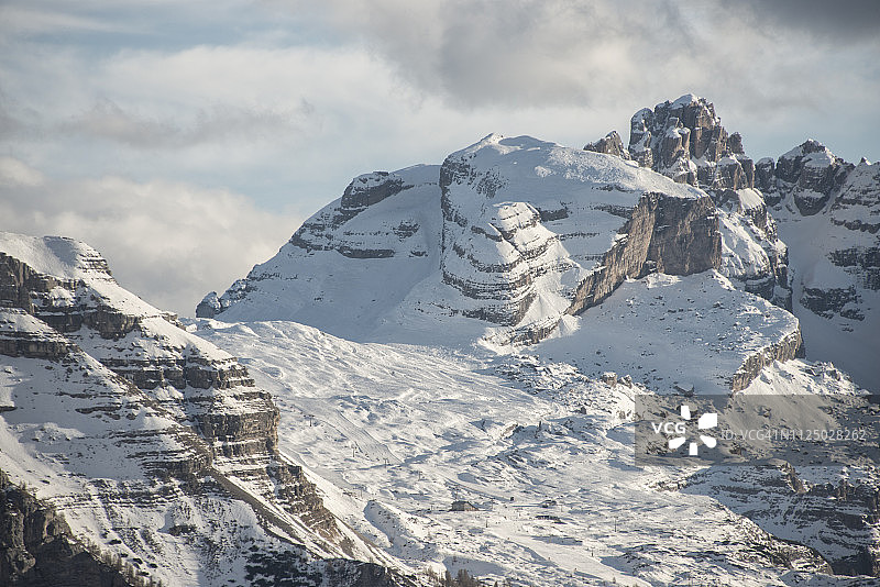 意大利多洛米蒂 Madonna di Campiglio 滑雪胜地的 Passo Groste 滑雪场图片素材