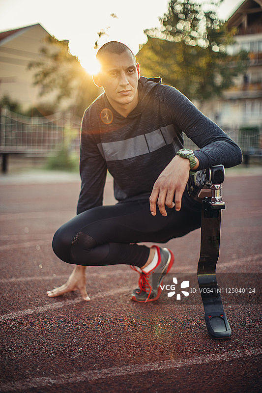 残疾人运动员蹲伏图片素材