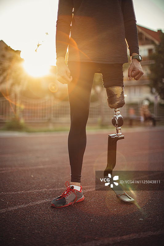 赛道上装有假肢的男子短跑运动员图片素材