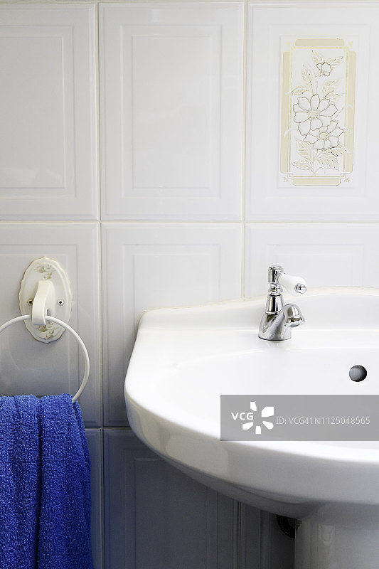 洗手池和蓝色毛巾图片素材