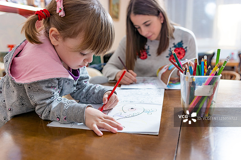快乐的小女孩在家画画图片素材