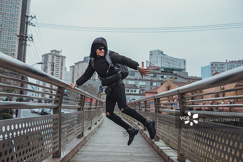 快乐的年轻游客图片素材