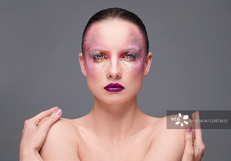 艺术彩色妆容的时尚女性肖像图片素材